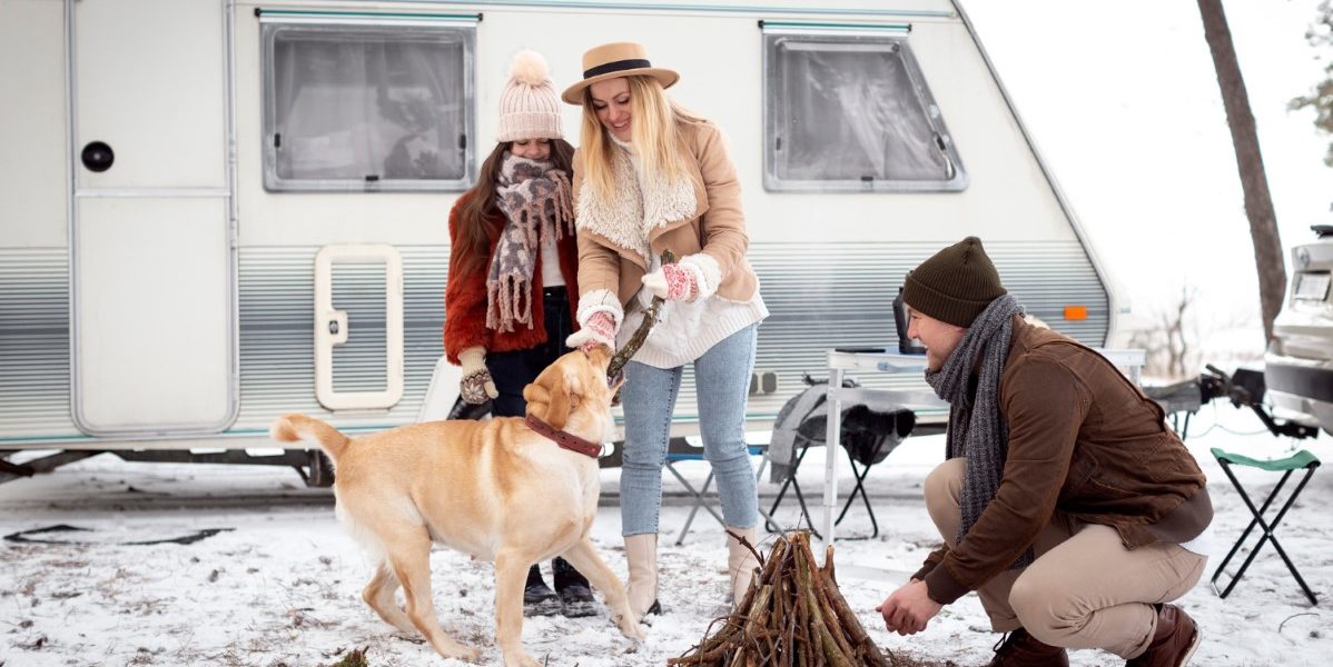 Wintercamping mit Wohnmobil oder Wohnwagen: Tipps für ein komfortables Abenteuer